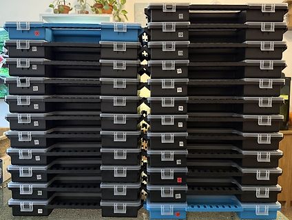 Stapel von nummerierten Kunststoffboxen