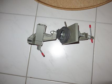 Mechanische Halterung oder Klemme auf Fliesenboden