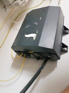 Schwarzes Kunststoffgehäuse mit Kabeln