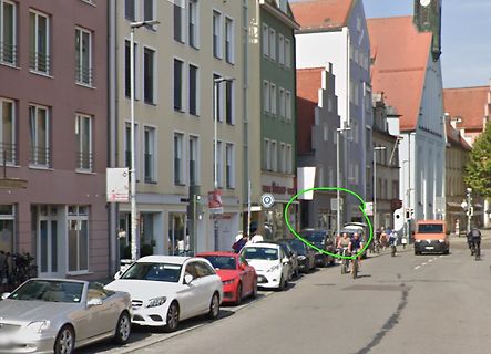 Straßenszene in einer Stadt mit Autos und Gebäuden