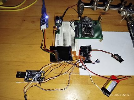 Elektronik-Aufbau mit Breadboard, Mikrocontroller und Display