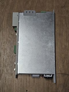 Gehäuse eines elektronischen Geräts auf Holzuntergrund