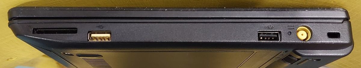 Anschlüsse der Seite eines Laptops