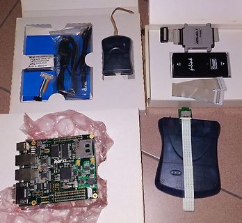 Elektronikkomponenten und J-Link Debugger auf Karton