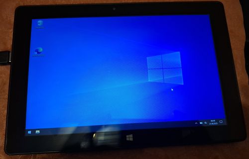 Foto eines Tablets mit Windows Desktop