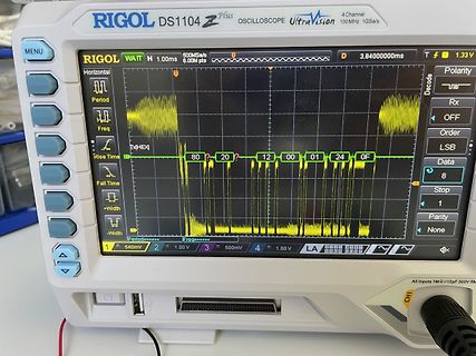 Abfotografiertes Rigol DS1104Z Oszilloskop mit digitalem Signal