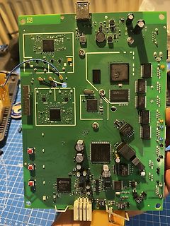 Bestückte grüne Leiterplatte mit verschiedenen Mikrochips