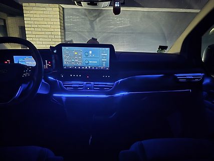Innenraum eines Fahrzeugs mit Infotainment-Display