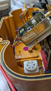 Geöffnetes gelbes Kunststoffgehäuse mit Elektronikkomponenten