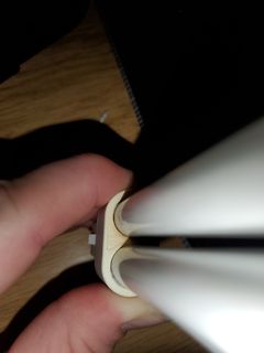 Nahaufnahme eines weißen Bauteils in einer Hand