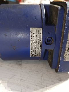 Typenschild eines blauen Elektromotors