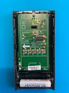Rückseite einer grünen Leiterplatte mit Batterie