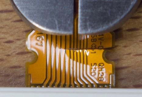 Flexibles Flachbandkabel in einer Zange
