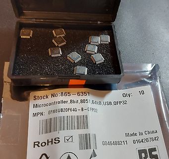 Mikrocontroller in einer Kunststoffbox mit Etikett