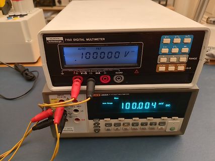 Zwei digitale Multimeter mit Messleitungen