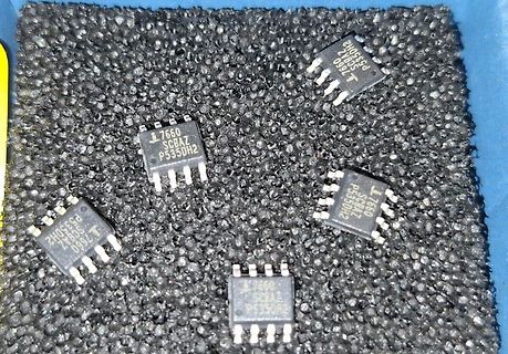Integrierte Schaltkreise auf Schaumstoff