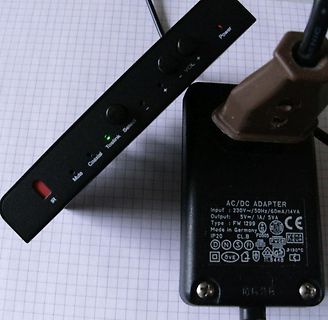 Netzteil und Bedienpanel eines Audiogeräts