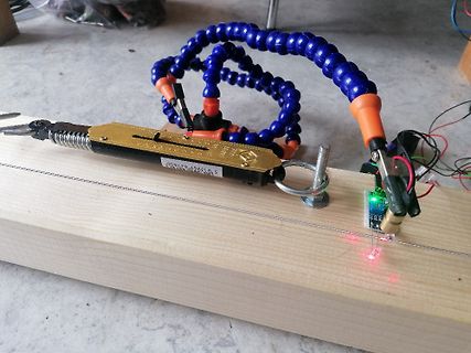 Elektronischer Aufbau mit Krokodilklemmen auf Holzbrett
