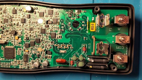 Nahaufnahme einer Leiterplatte mit elektronischen Bauteilen