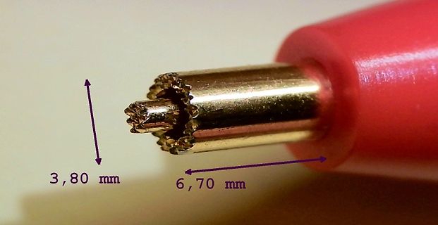 Nahaufnahme eines Steckers mit Maßangaben