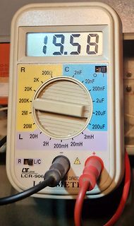 LCR-Meter mit Messwert auf Display