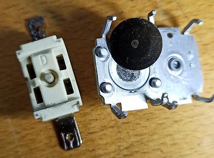 Zwei Tastenschalter auf Holzuntergrund