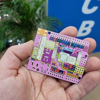Lila Mikrocontroller-Entwicklungsboard in einer Hand