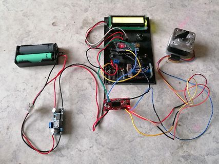Elektronik-Aufbau mit Mikrocontroller, Display und Servo