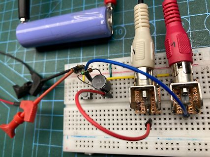 Aufbau auf Breadboard mit Batterie und Kabeln
