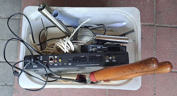 Elektronikschrott und Werkzeuge in einer weißen Box