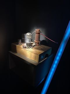 Elektronischer Aufbau auf Holzbrett mit Vakuumröhre