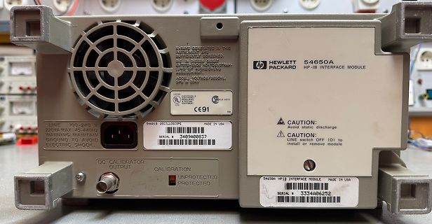 Rückseite eines Hewlett Packard 54601B Oszilloskops mit HP-IB Modul