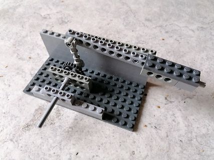 Aufbau aus grauen LEGO-Technic-Elementen