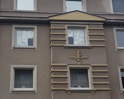 Fassade eines Gebäudes mit Fenstern