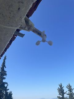 Wetterstation an einem Dachvorsprung