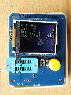 Transistor-Tester-Modul mit Display auf Holzuntergrund