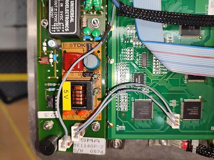 Detailaufnahme einer Leiterplatte mit Netzteilmodul