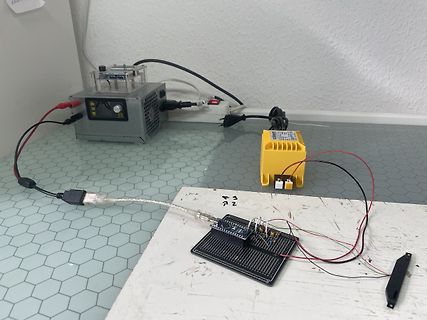 Elektronik-Versuchsaufbau mit Breadboard und Netzteil