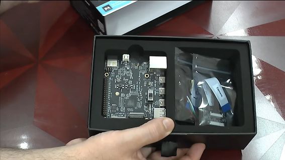 Ein Mikrocontroller-Board in einer Verpackung mit Kamera-Modul