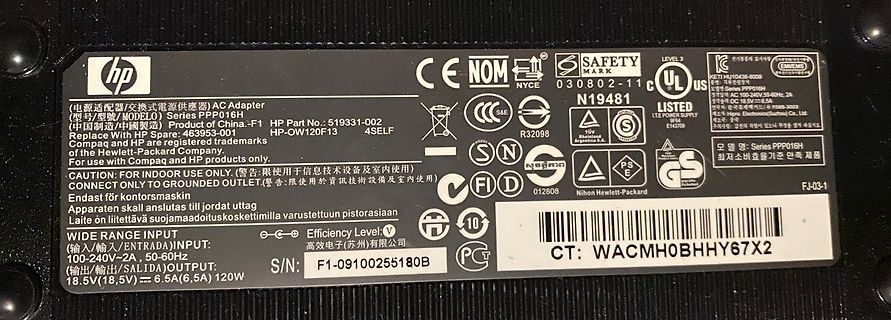 Typenschild eines HP AC Adapters