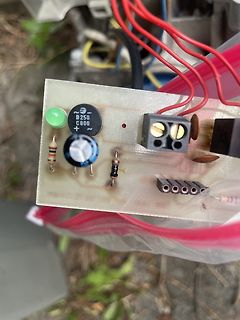 Bestückte Leiterplatte mit elektronischen Bauteilen