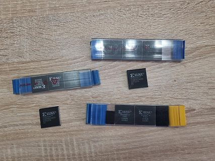 Mehrere Xilinx FPGA Chips auf Holzuntergrund