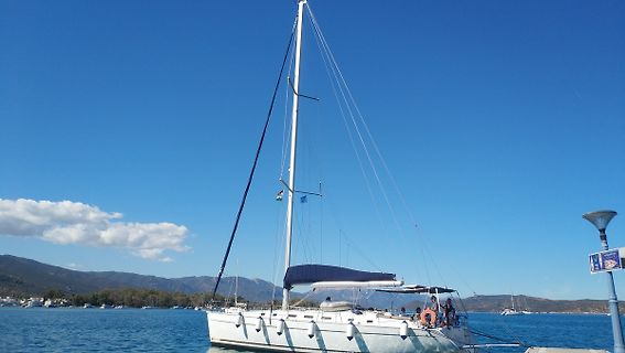 Segelboot auf dem Meer vor Bergen
