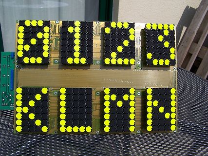 Leiterplatte mit gelben Bauteilen in Buchstabenform