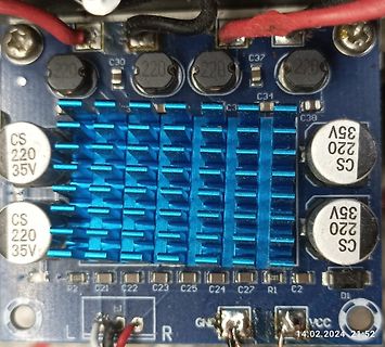 Bestückte Leiterplatte mit blauem Kühlkörper und Elektrolytkondensatoren