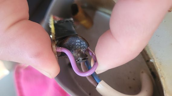 Defektes Bauteil mit verschmorten Kabeln