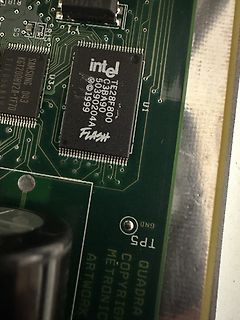 Nahaufnahme eines Intel Flash Speicherchips auf Leiterplatte