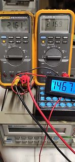 Zwei Fluke Multimeter und ein digitales Voltmeter