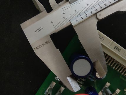 Messung eines Bauteils mit Messschieber