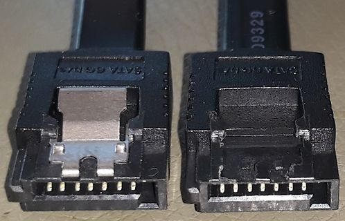 Zwei SATA-Datenkabel-Stecker